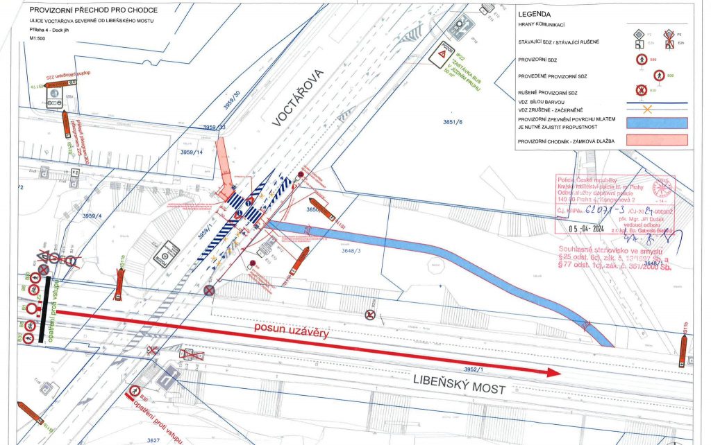 Situace s vyznačením provizorního chodníku přes ulici Voctářovu u Libeňského mostu v Praze.