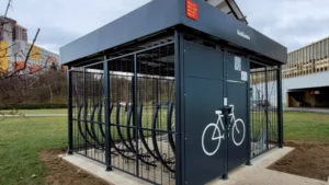 Pražský mobiliář - kolárna u stanice metra C Opatov