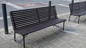 Pražský mobiliář - kovová lavička s dřevěnými lamelami