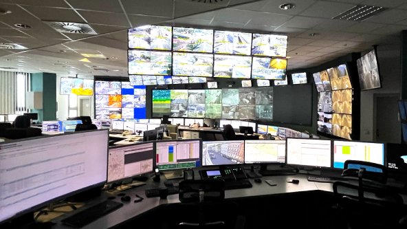 Pohled na panely s obrazovkami a monitory v Dopravním informačním centru