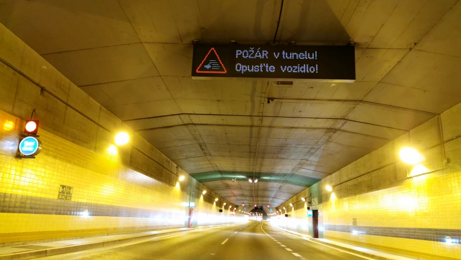 Uzavřený Strahovský tunel z důvodu požáru v tunelu.