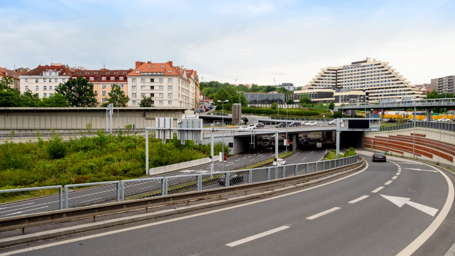 Vjezd do Brusnického tunelu, v pozadí hotel Pyramida v Praze.