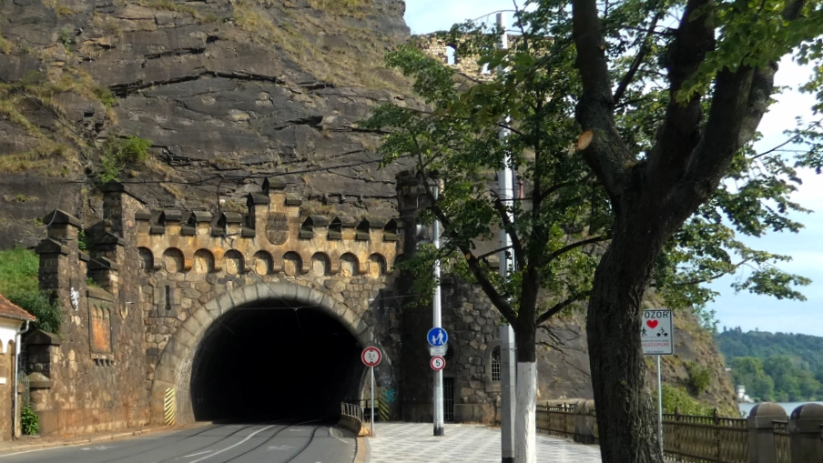 Pohled na Vyšehradský tunel pod Vyšehradem a Podolské nábřeží v Praze.