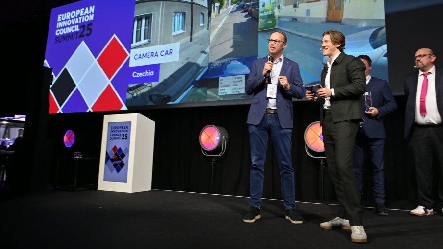 Generální ředitel TSK Filip Hájek při prezentaci v rámci European Innovation Procurement Awards 2025.