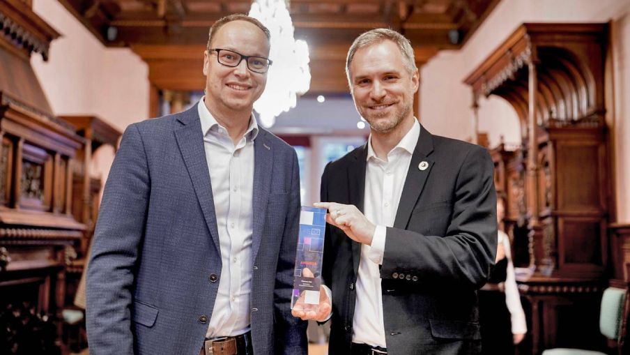 Generální ředitel TSK Filip Hájek a náměstek primátora hl. m. Prahy Zdeněk Hřib s oceněním European Innovation Procurement Awards 2025.
