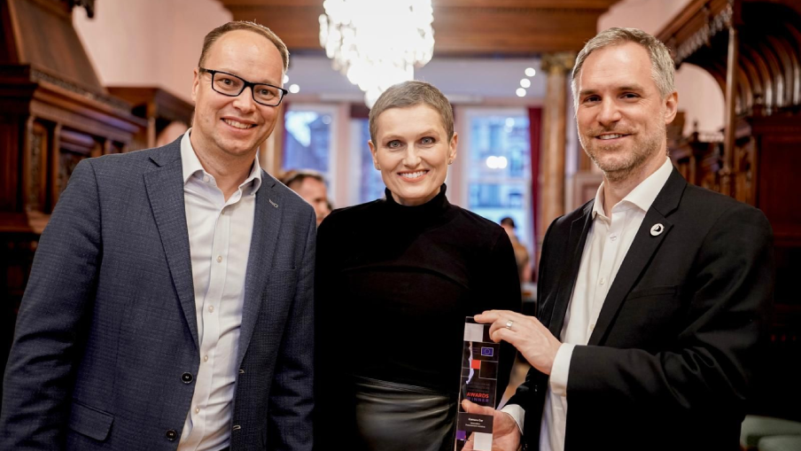 Generální ředitel TSK Filip Hájek a náměstek primátora hl. m. Prahy Zdeněk Hřib s oceněním European Innovation Procurement Awards 2025.